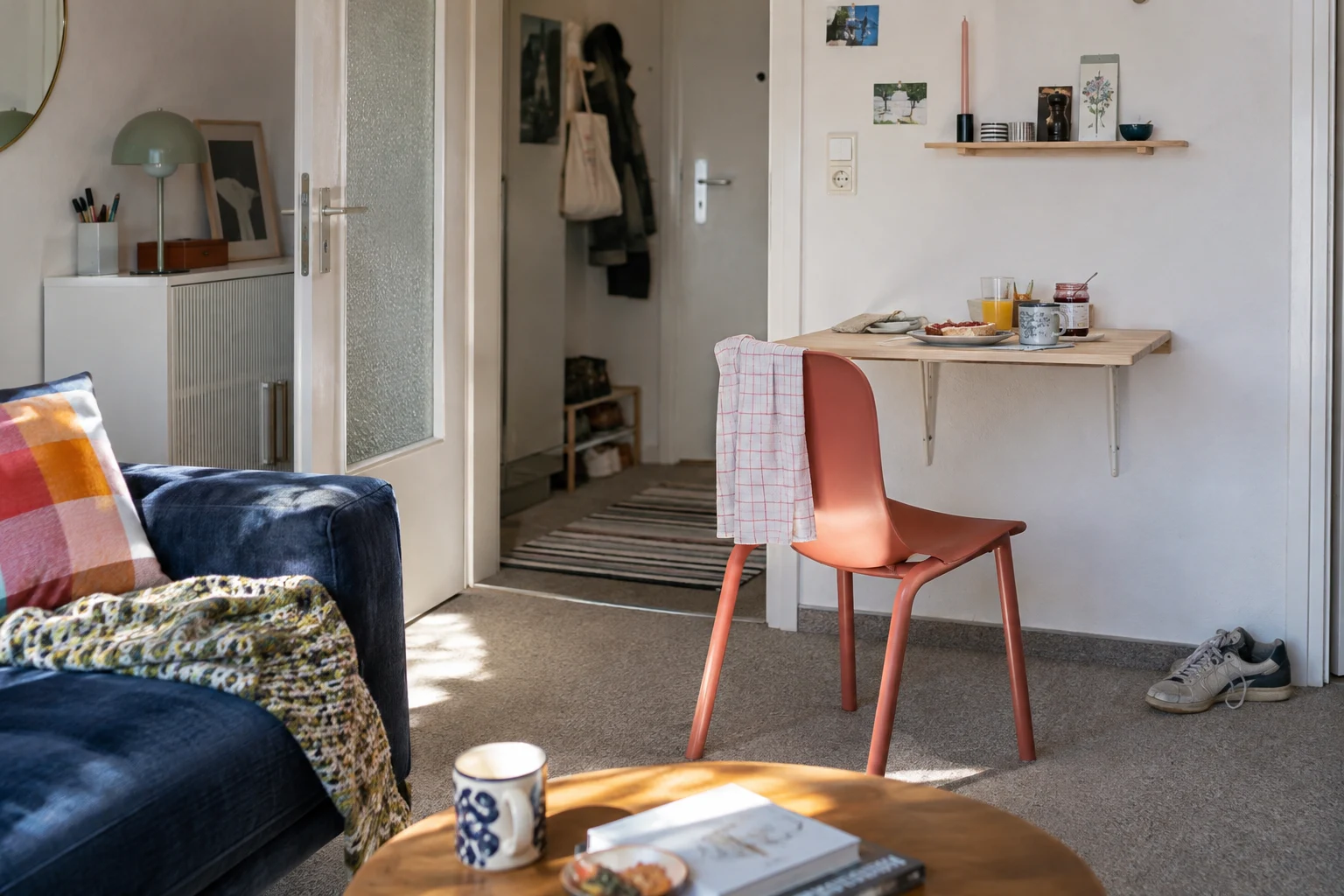 Eine kompakte Arbeitsecke und ein Klapptisch in einer kleinen Wohnung.