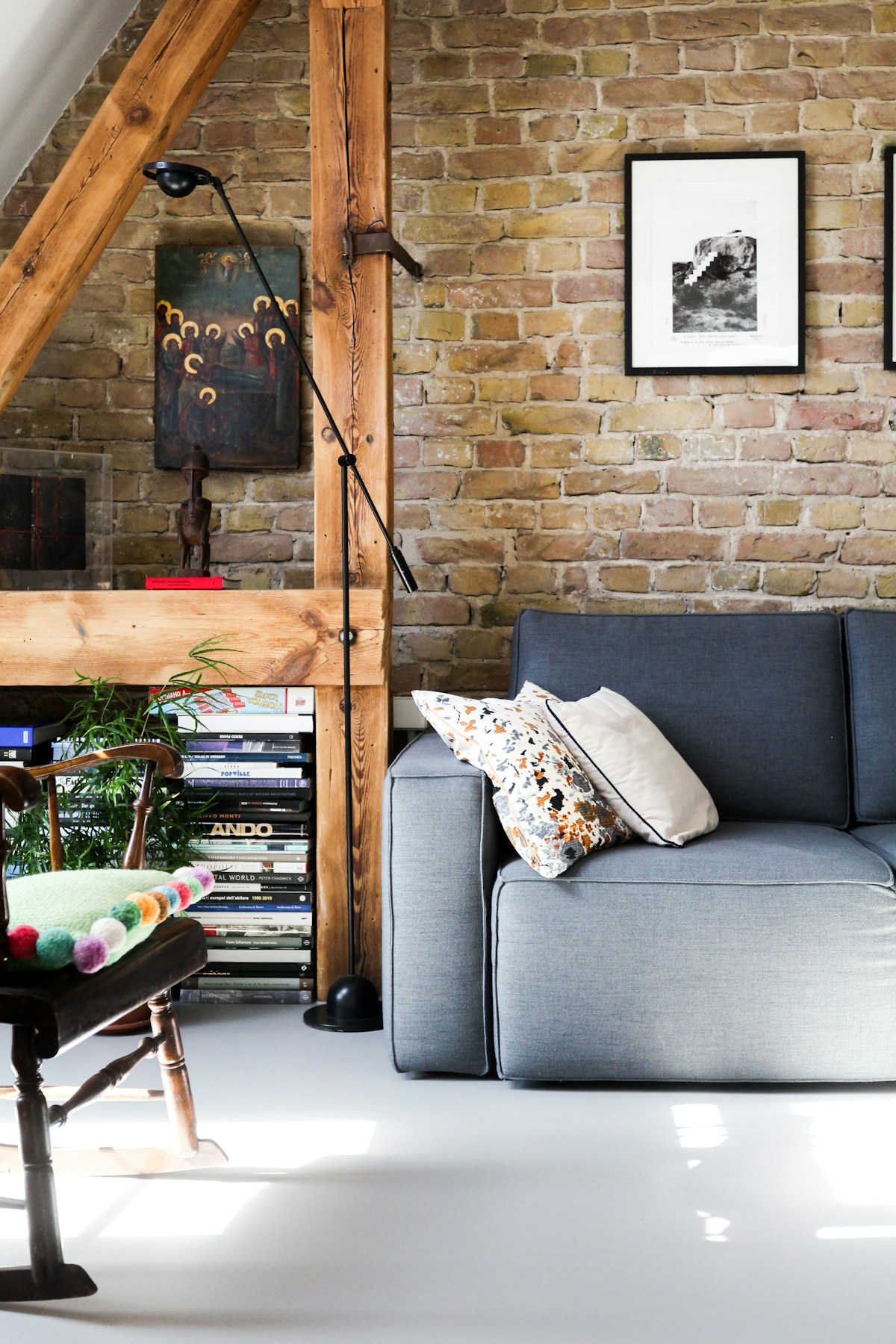 Berliner Wohnung mit Holzbalken und Sofa
