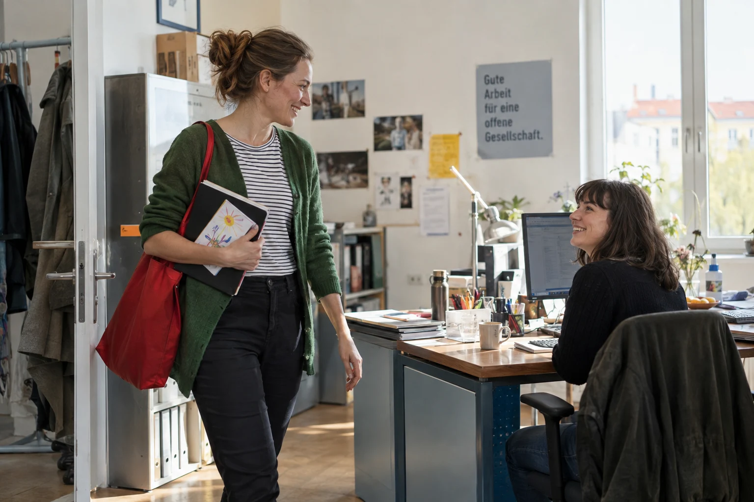 Eine Frau kehrt an ihren Büroarbeitsplatz zurück.