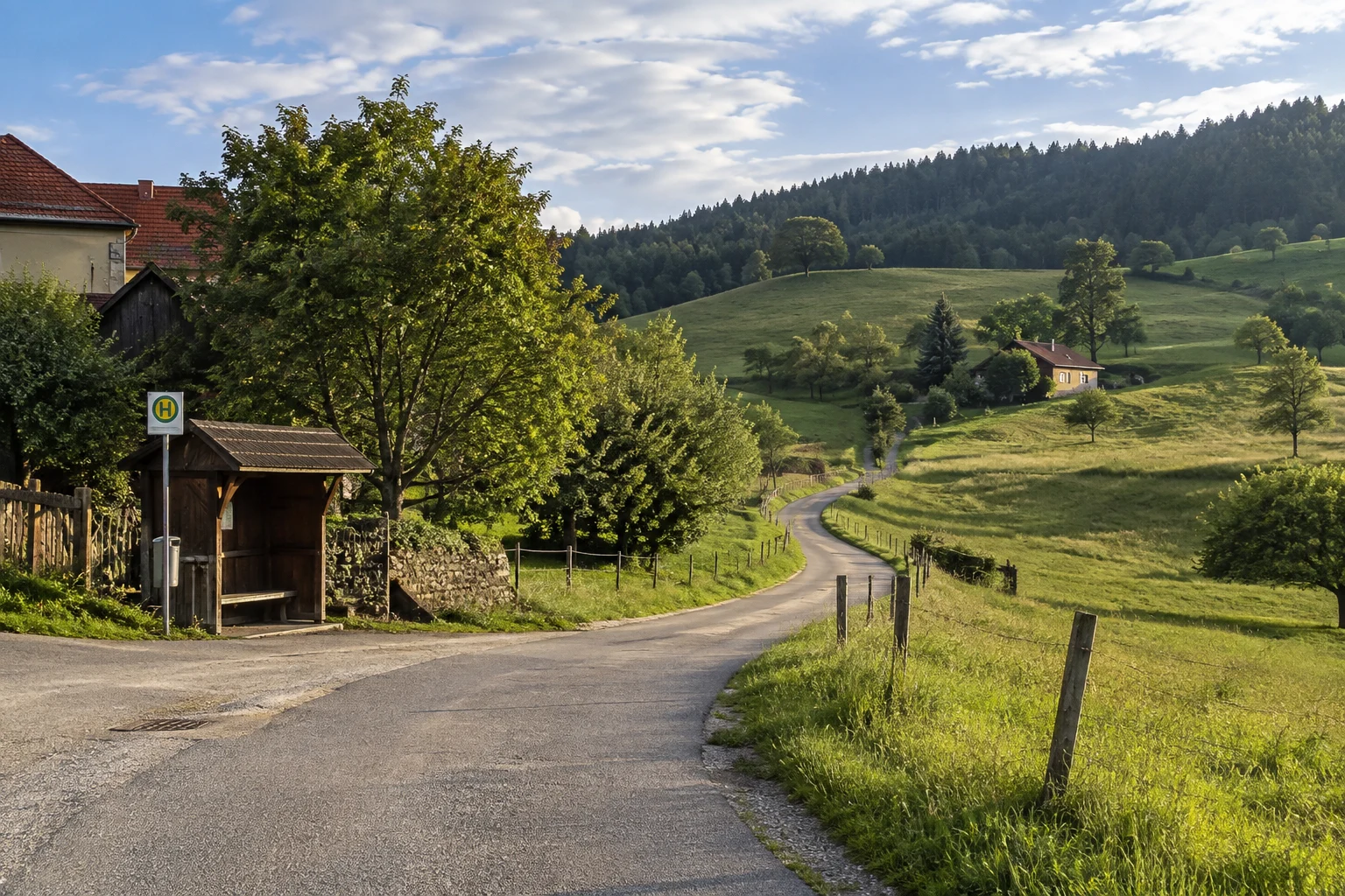 Ein schmaler Weg führt durch eine Landschaft zu einer abgelegenen Unterkunft.