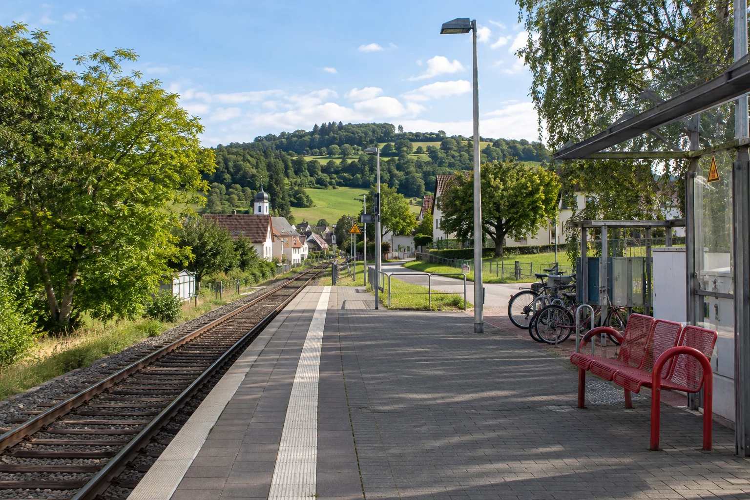 Ein kleiner Bahnhof und ein Weg ins Grüne.